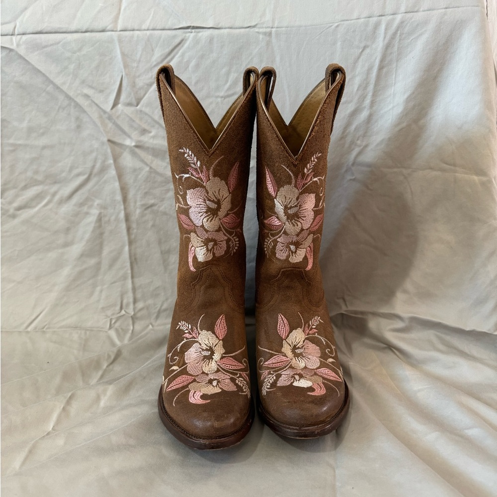 Cowboy boots with pink flower detail
